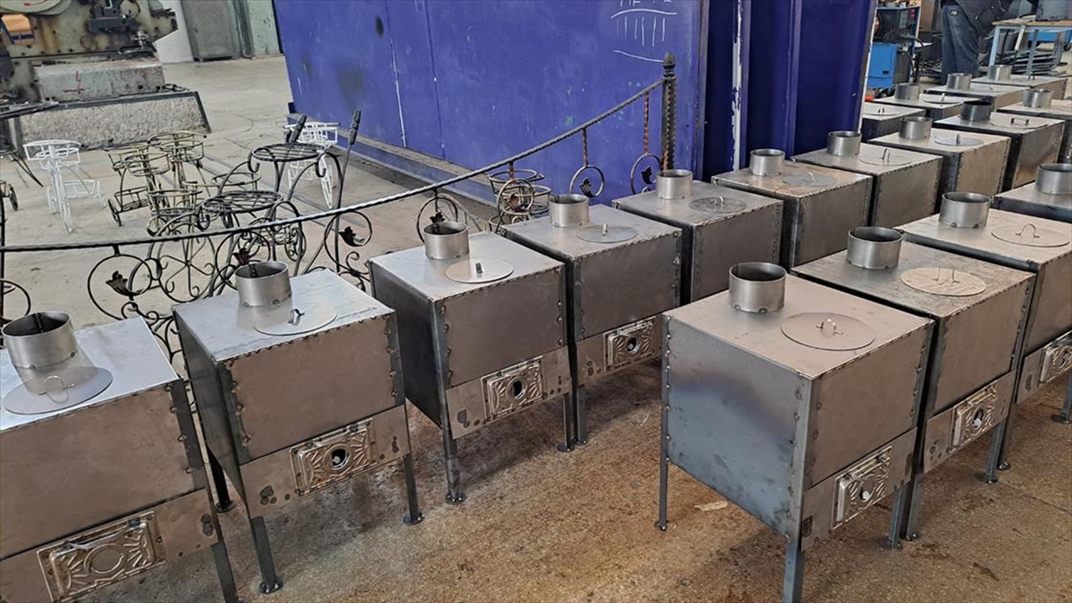 Kayseri'de Meslek Liselerinde Depremzedeler İçin Soba Üretildi