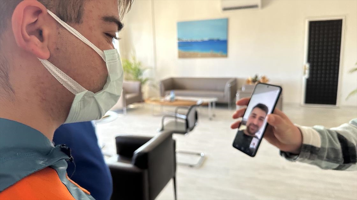 Beşiktaş Kalecisi Ersin Destanoğlu, Depremzede Çocuğa Moral Verdi