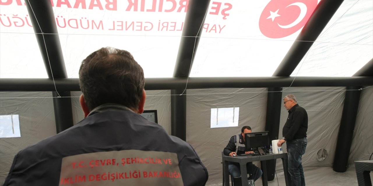 Bakanlık Uzmanları Depremzedeleri Konutlarının Hasar Durumu Hakkında Bilgilendiriyor