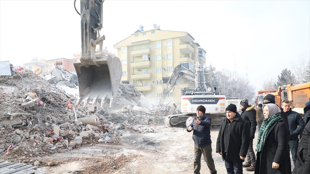 Elbistan'da Enkaz Kaldırma Çalışmalarına Başlandı