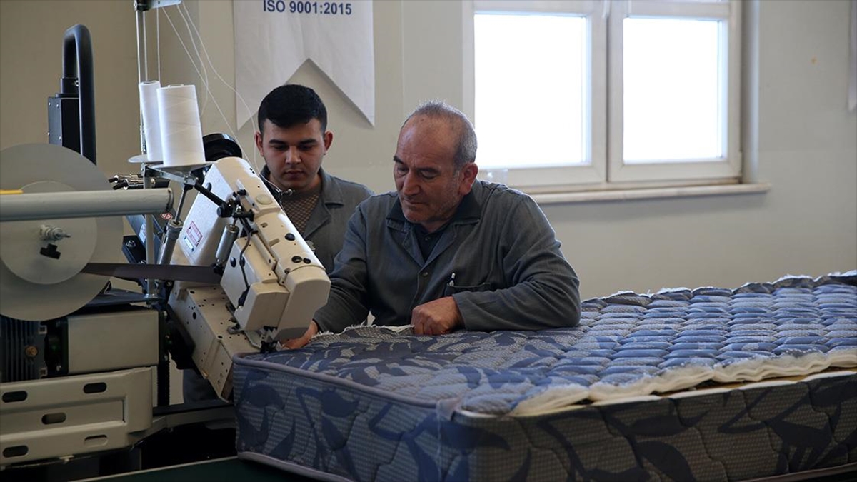 Kayseri'de Bir Lisede Depremzedeler İçin Yatak Üretiliyor