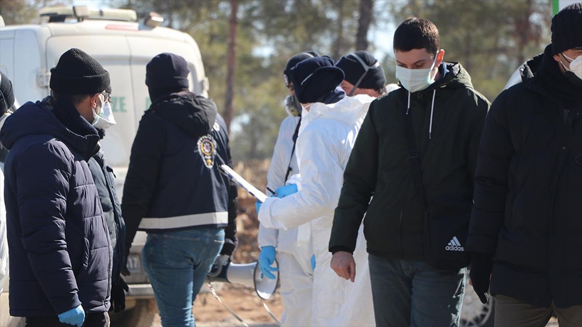 Depremde Yaşamını Yitirenlerin Kimlikleri Kriminal Tekniklerle Belirleniyor