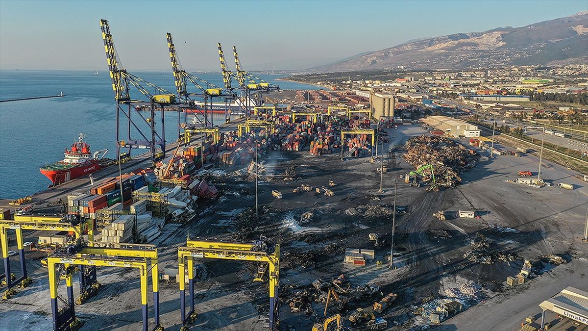 İskenderun Limanı'ndaki Yangında Kullanılamaz Hale Gelen Konteynerler Kaldırılıyor