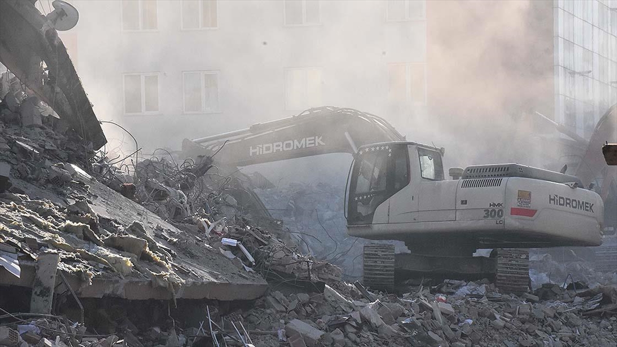 Elbistan'da Enkazlar Kaldırılıyor