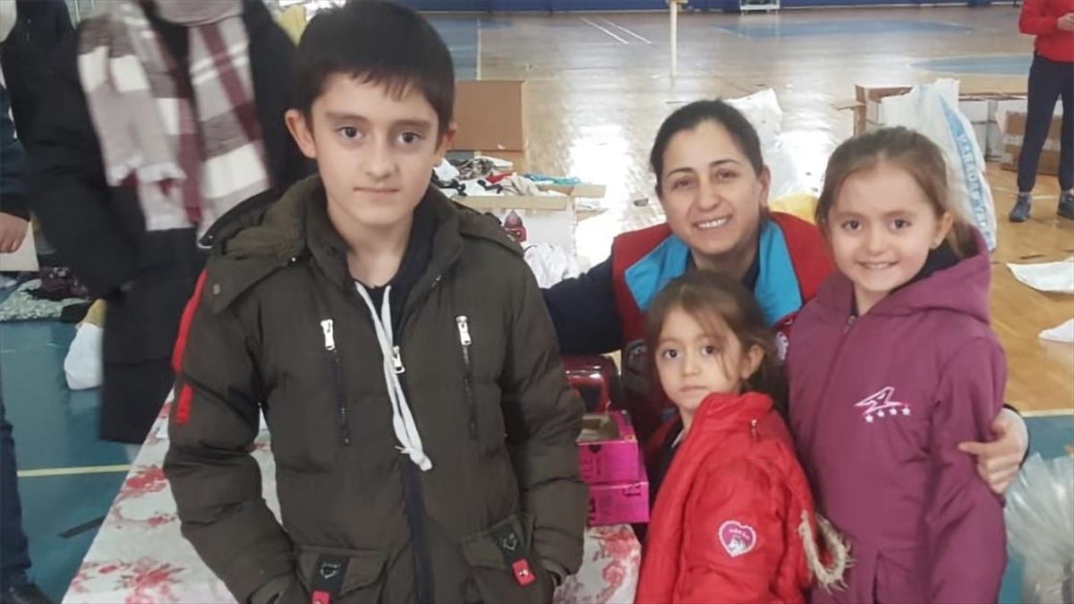 Çorum'da 3 Kardeş Kumbaralarındaki Harçlıklarını Depremzedelere Gönderdi