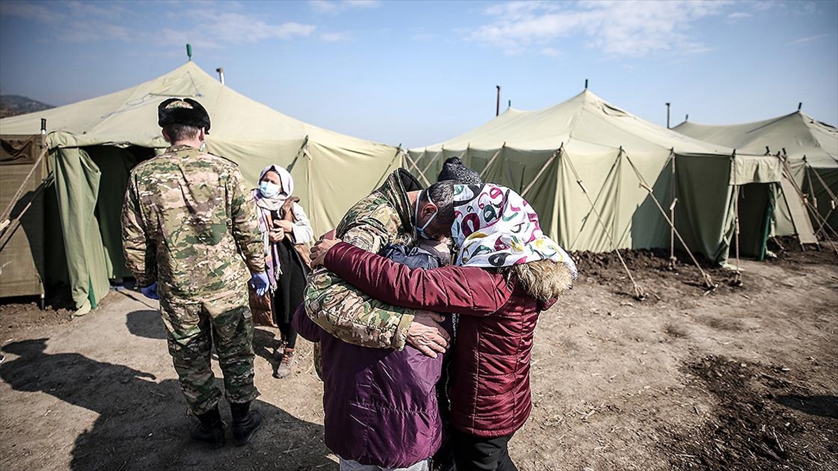 Özbek Askerler Hem Enkazda Hem Sahra Hastanesinde Depremzedelerin Yardımına Koşuyor