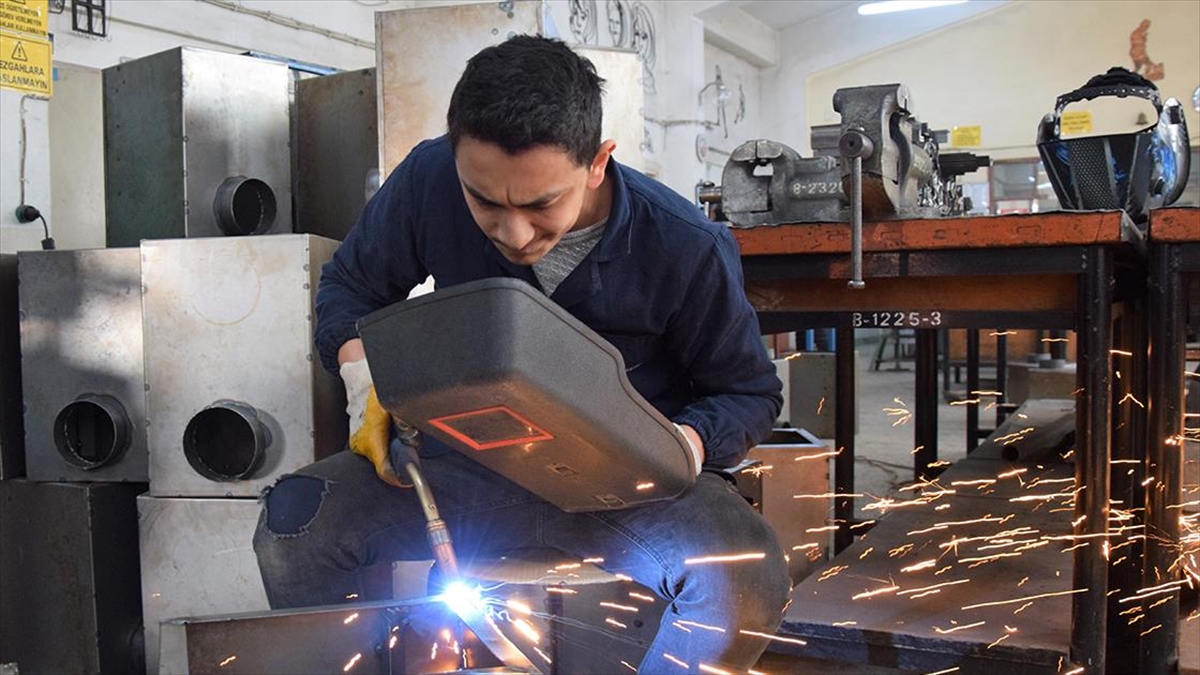 Lise Öğretmen Ve Öğrencileri Depremzedeler İçin Soba Üretiyor