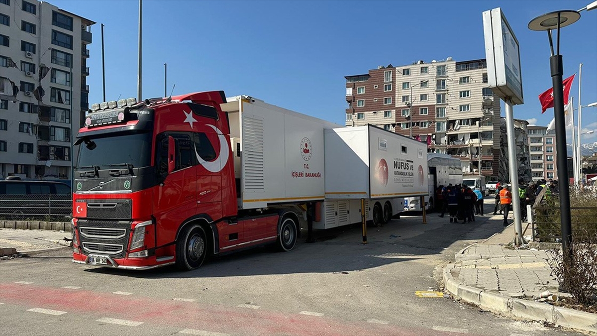 Depremzedeler Kimlik Kartı Başvurularını Mobil Nüfus Aracında Yapıyor