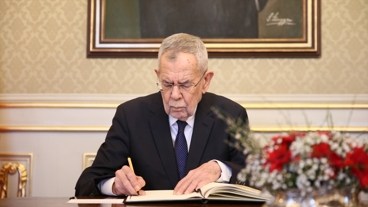 Avusturya Cumhurbaşkanı Van Der Bellen, Viyana Büyükelçiliğindeki Taziye Defterini İmzaladı