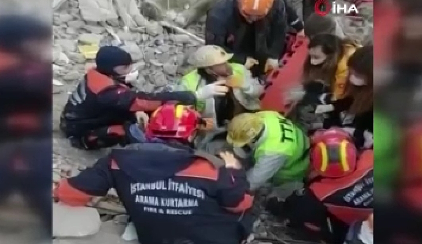 Hatay'da depremin 228'inci saatinde 13 yaşındaki Mustafa enkazdan kurtarıldı