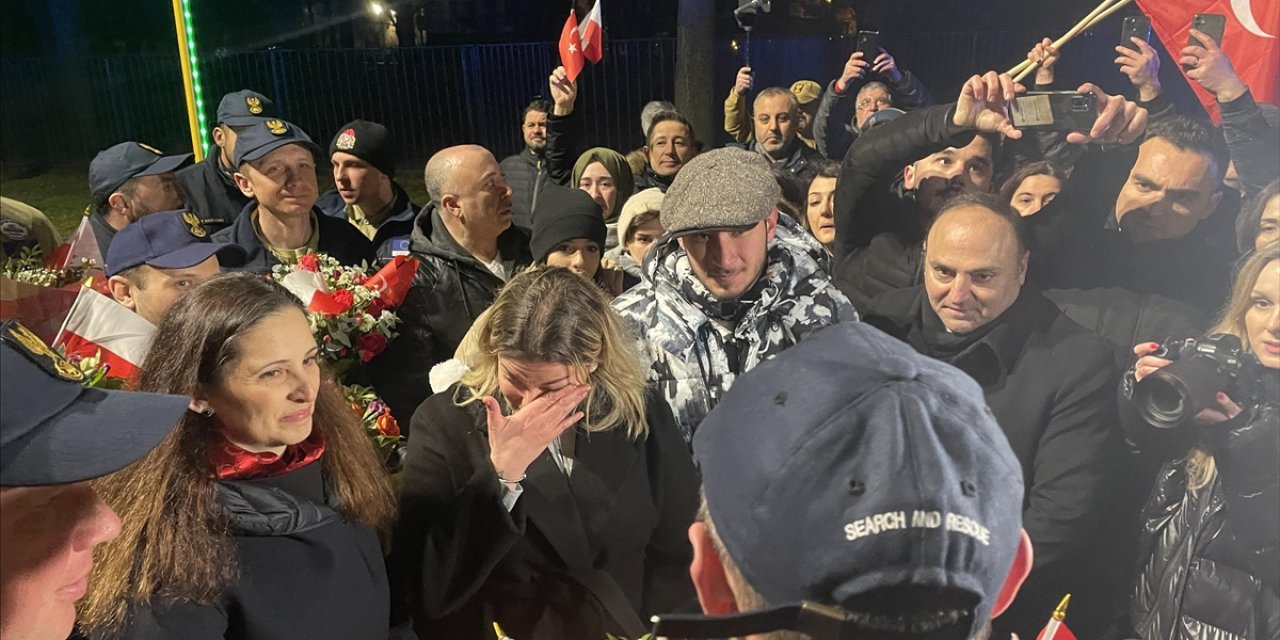 Polonyalı Kurtarma Ekipleri Alkışlarla Karşılandı