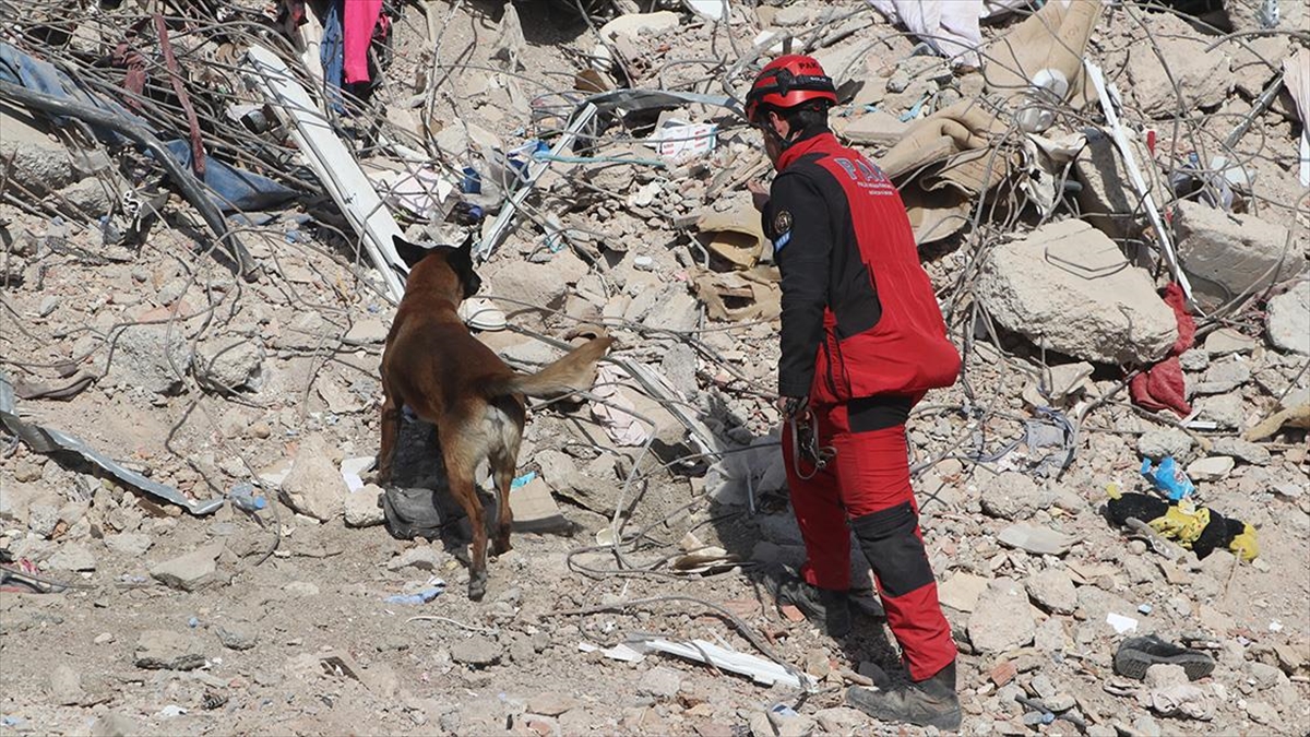 Tecrübeli Pak Ekipleri Deprem Bölgesinde Yüzlerce Canı Kurtardı