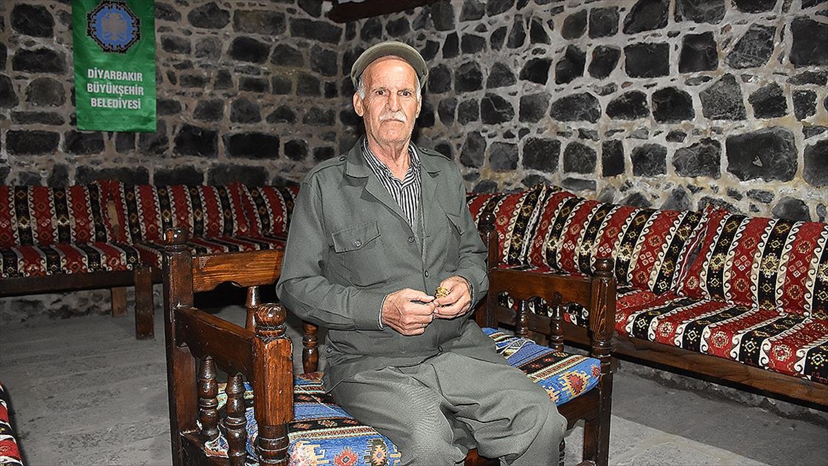 Diyarbakır'da Depremde "kültürel Miras Taşıyıcısı" Dengbej Tanrıverdi Ve Ailesi De Hayatını Kaybetti