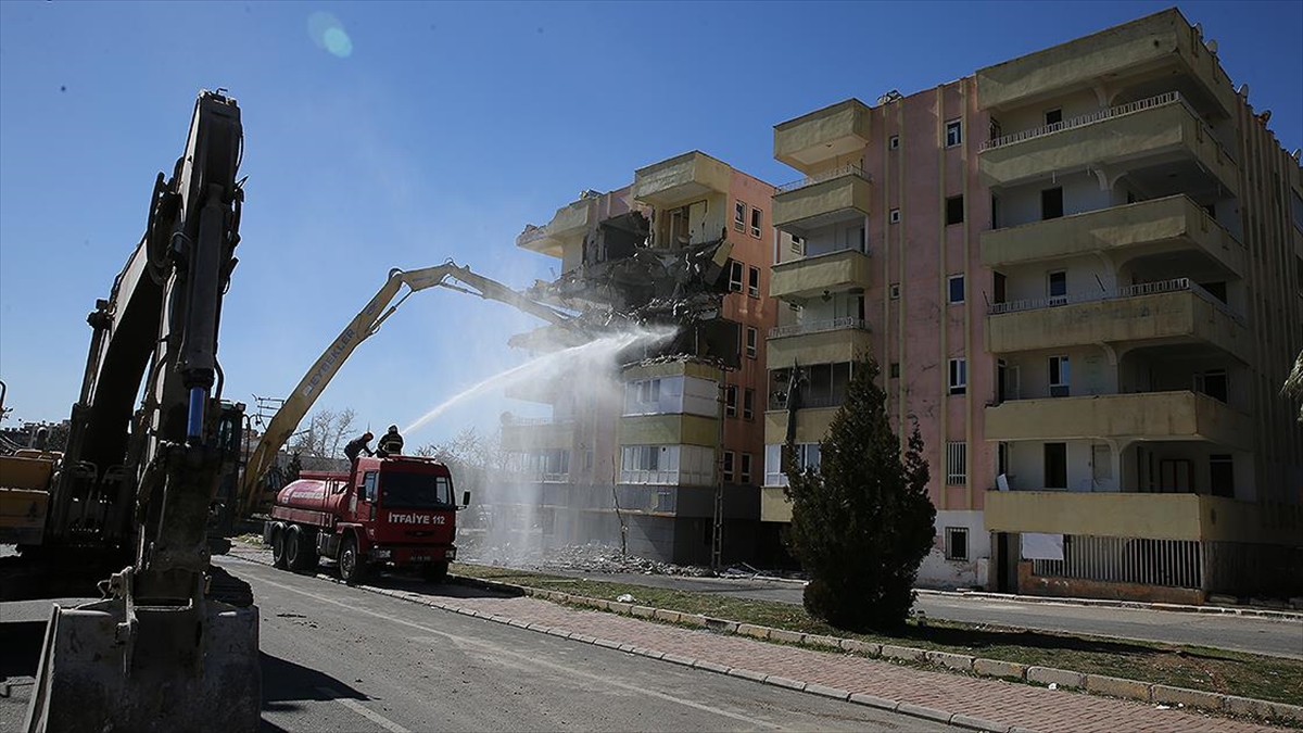 Şanlıurfa'da Depremde Ağır Hasar Alan Binaların Yıkımına Başlandı