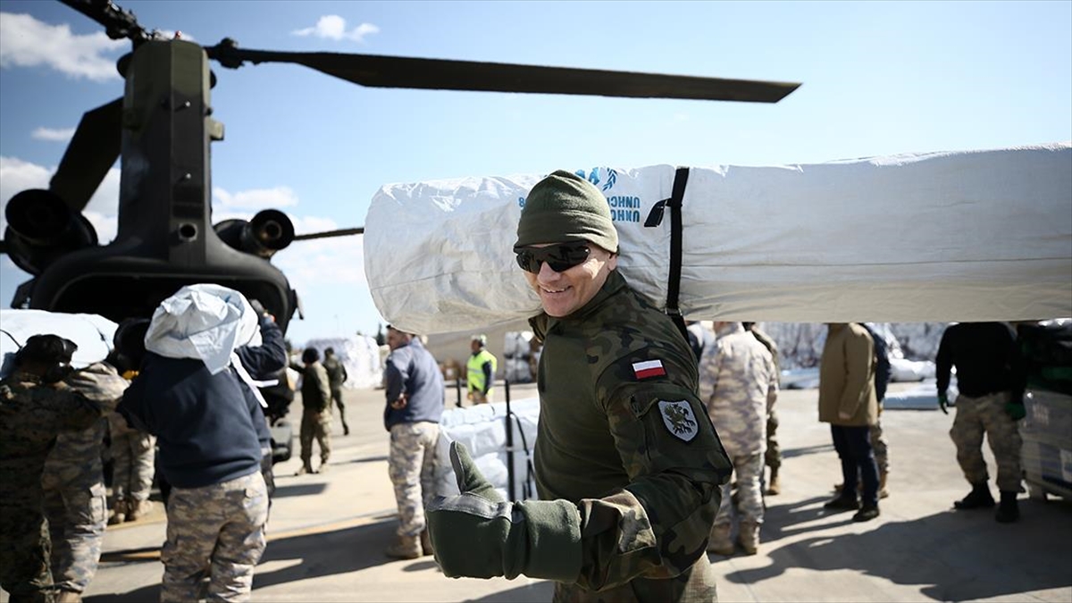 İncirlik Üssü'nde Konuşlu Polonyalı Askerlerden Afet Yardımları Sevkiyatına Destek