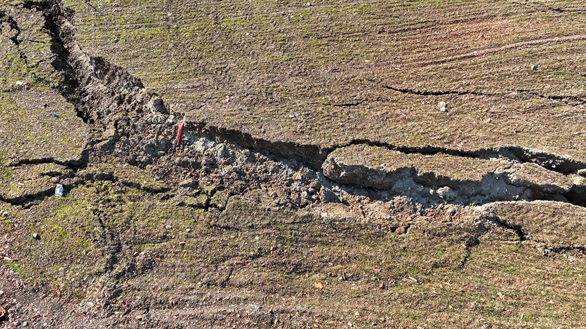 İslahiye'de Deprem Nedeniyle Tarlalarda Kayma Ve Uzun Yarıklar Oluştu