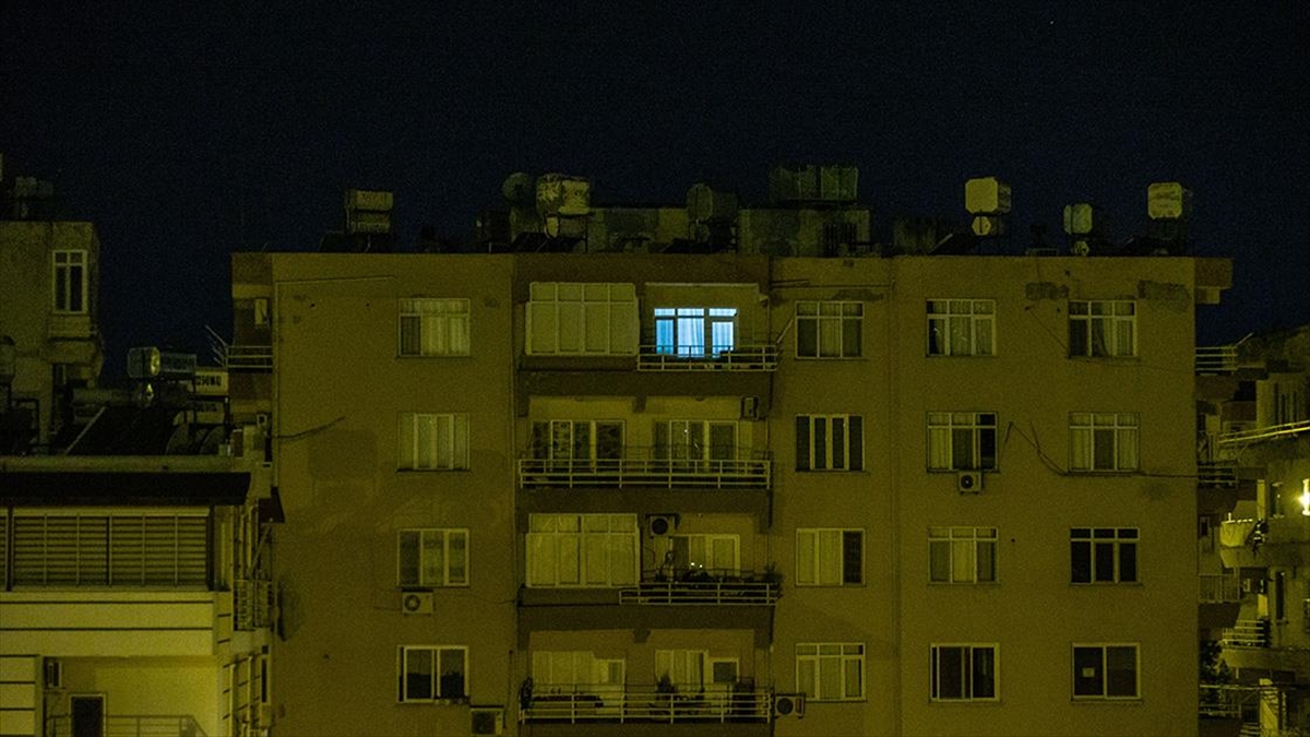 İskenderun'da Kimsenin Bulunmadığı Dairelerin Açık Kalan Işıkları Dikkati Çekiyor
