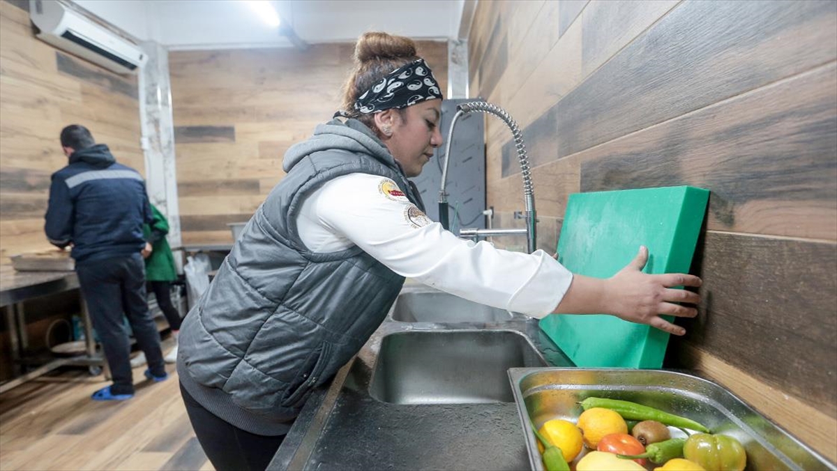 Marmara Depremi'nde Enkazdan Kurtulan Şef, Hatay'da Afetzedelere Yemek Pişiriyor