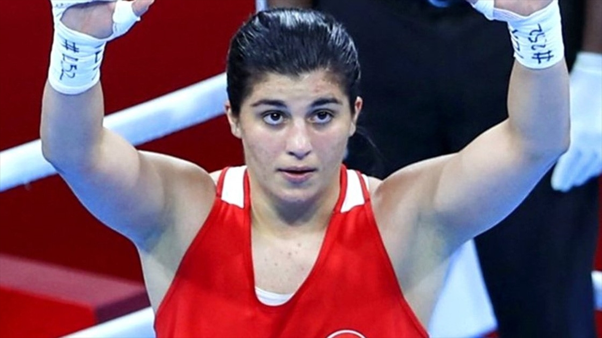 Busenaz Sürmeneli, Depremzedelere Yardım İçin Formasını Satışa Çıkardı