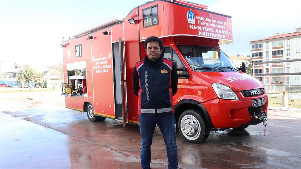 Enkazdan Çıkardıkları Yaşlı Adama Botunu Veren İtfaiye Eri: Yaşadığım Anı Hiç Unutamayacağım