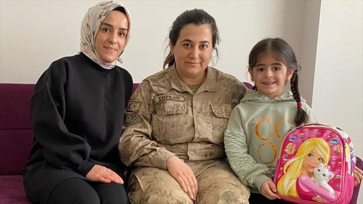 Adıyaman'daki Depremzede Çocuğa, Arkadaşının Gönderdiği Mektup Ve Oyuncakları Jandarma Teslim Etti