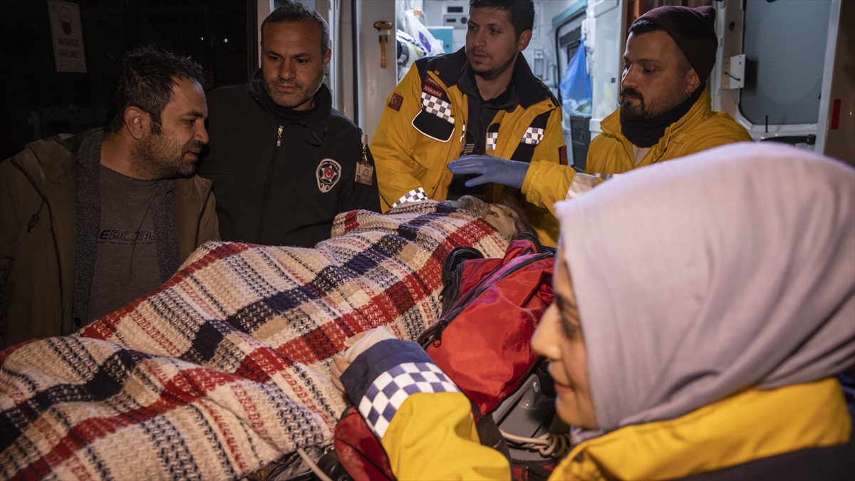 Kahramanmaraş'ta Enkaz Altında Kalan Kadın Depremin 257. Saatinde Kurtarıldı