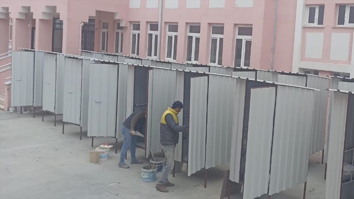 Samsun'da Meslek Liseleri Depremzedelere Seyyar Tuvalet Üretiyor