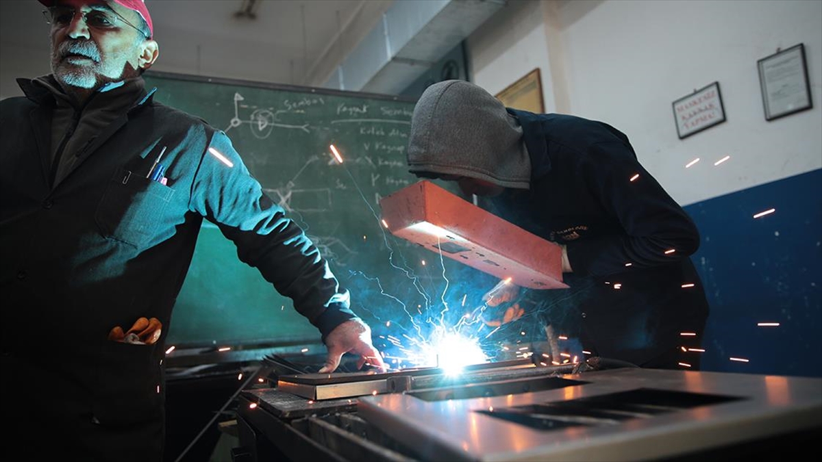 Antalya'daki Meslek Liselerinde Deprem Bölgesi İçin Üretim Seferberliği