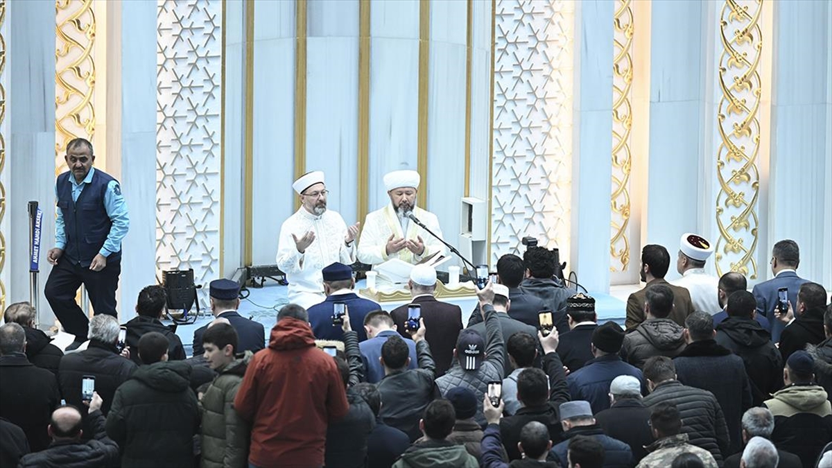 Depremlerde Hayatını Kaybedenler İçin Ülke Genelindeki Camilerde Gıyabi Cenaze Namazı Kılındı