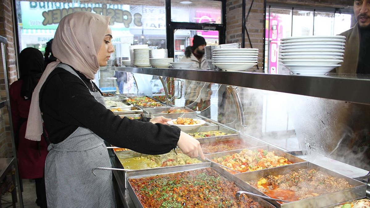 Van Depremini Yaşayan Esnaf Günde 5 Bin 400 Kişilik Ücretsiz Yemek Veriyor