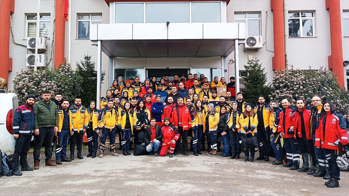 Samsun'dan Deprem Bölgesine 600'e Yakın Sağlık Personeli Gitti