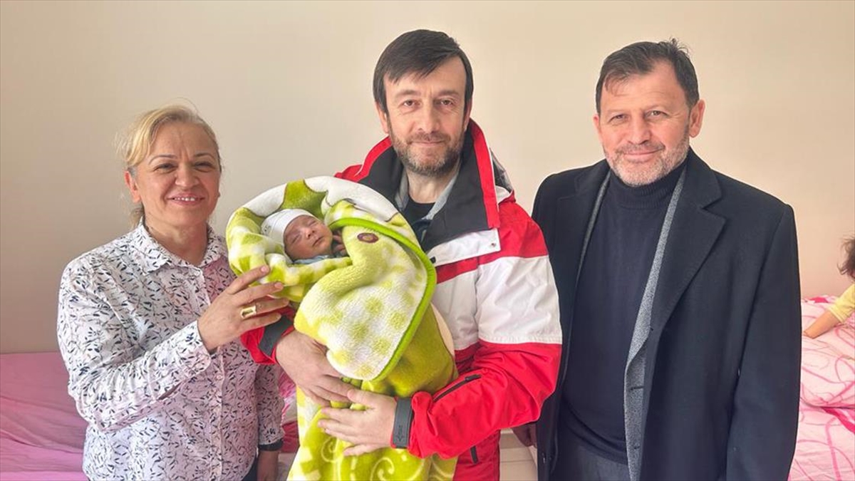 Kayseri'de Depremzede Annelerin Dünyaya Getirdiği Bebeklerine Altın Hediye Edildi