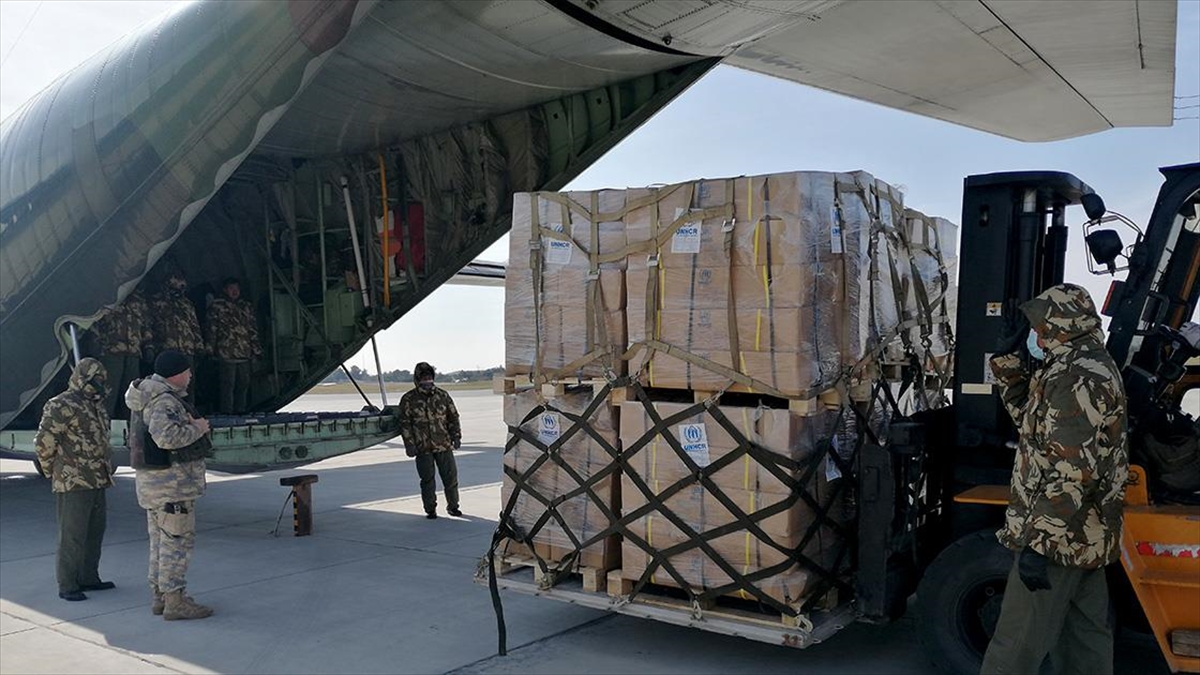 İstanbul'dan Deprem Bölgesine 1200 Portatif Yatak Gönderildi