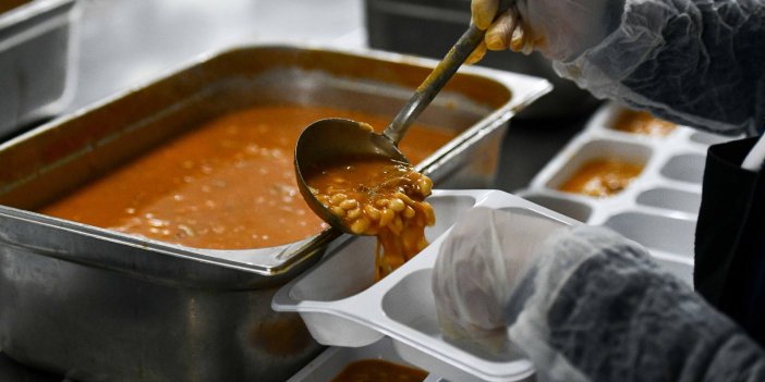 MANSUR YAVAŞ’TAN ÇAĞRI: DEPREMZEDE VATANDAŞLAR İÇİN “YEMEK VER” DAYANIŞMA KAMPANYASI