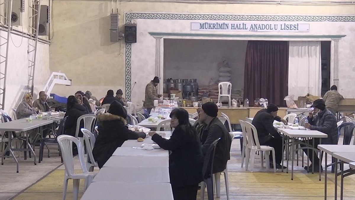 Elbistan'daki 37 Aşevi Günde 60 Bin Depremzedeye Sıcak Yemek Çıkarıyor
