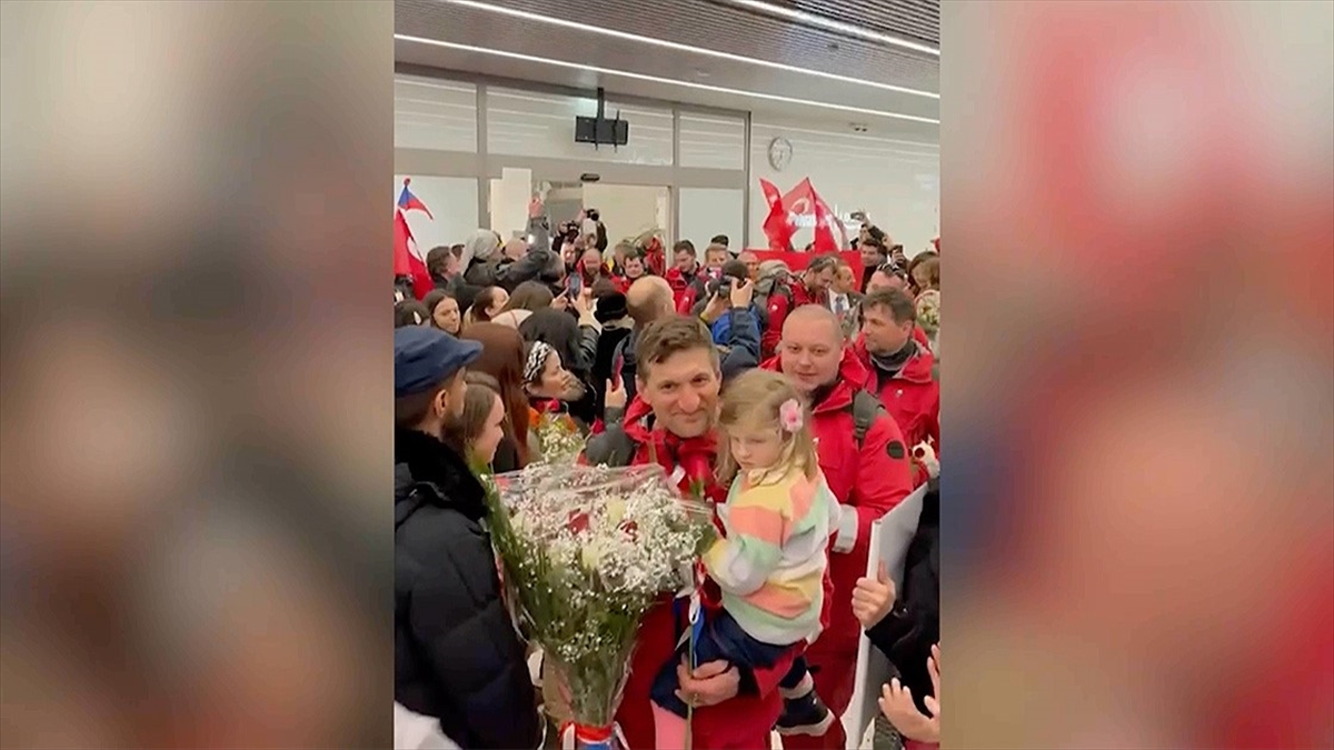 Çek Arama Kurtarma Ekibi Prag’da Türk Bayraklarıyla Karşılandı