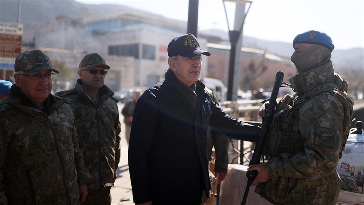 Bakan Akar Antakya'da Mehmetçiğin Faaliyetlerini Denetledi