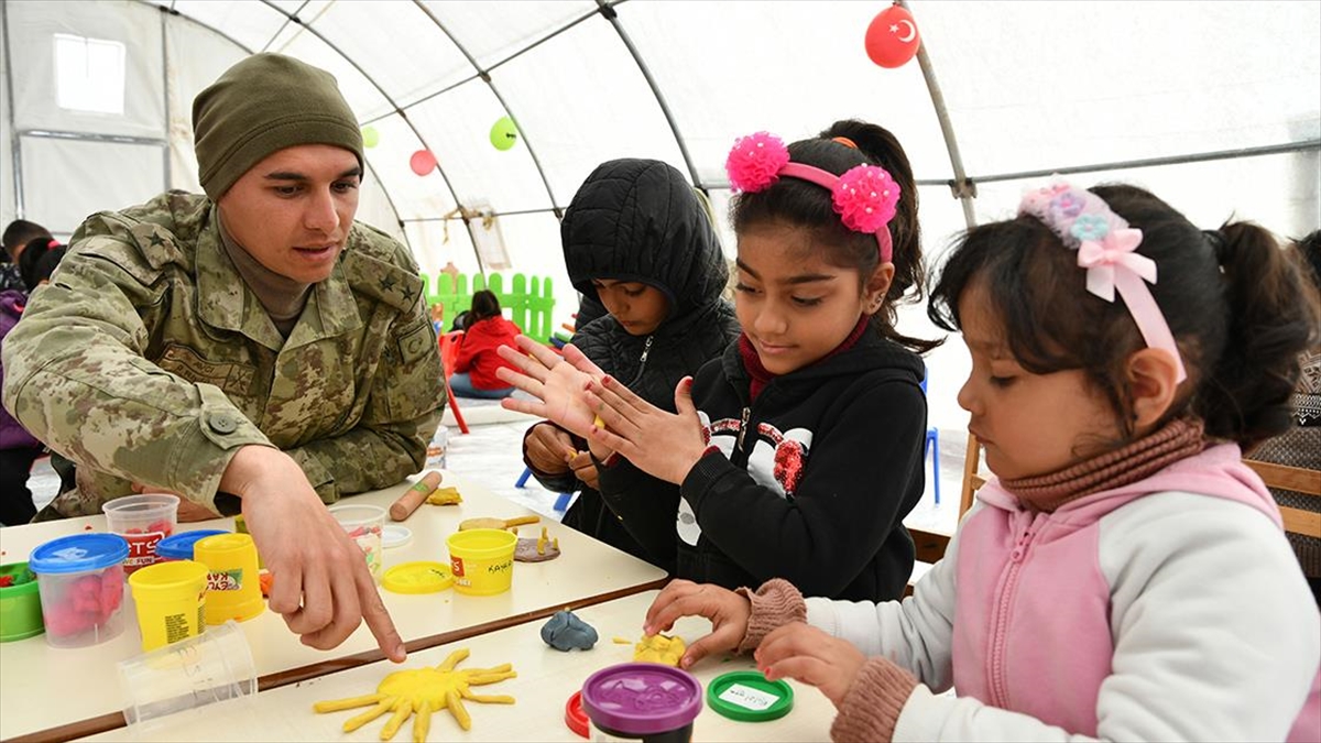 Mehmetçiğin Kurduğu Çadırlarda Çocuklar Etkinliklerle Depremin Etkisinden Uzaklaşıyor