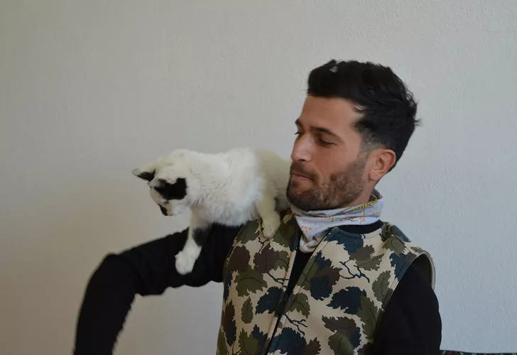 İtfaiye eri, enkazdan 129'uncu saatte kurtardıkları kediyi sahiplendi