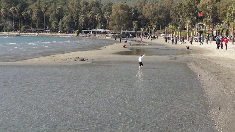 Muğla’da tedirgin eden görüntü! Deniz 50 metre çekildi