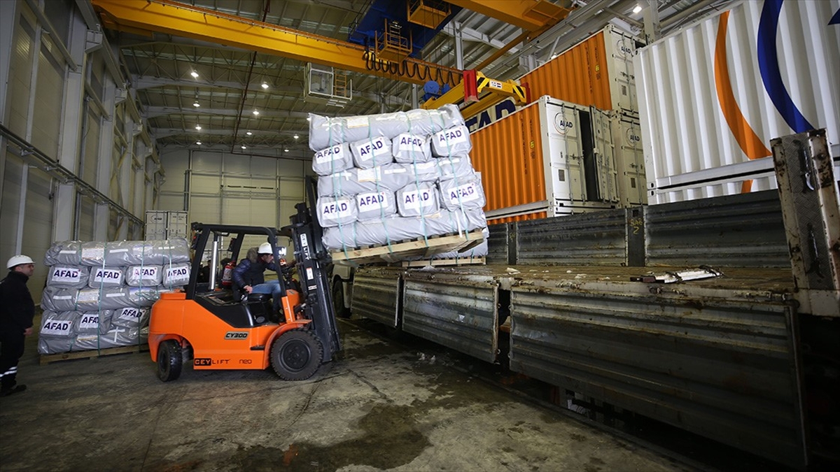 Afet Bölgesi Ayni Yardımlar Lojistik Sistemi İle Deprem Yardımları Bölgeye Hızla Ulaştırılıyor