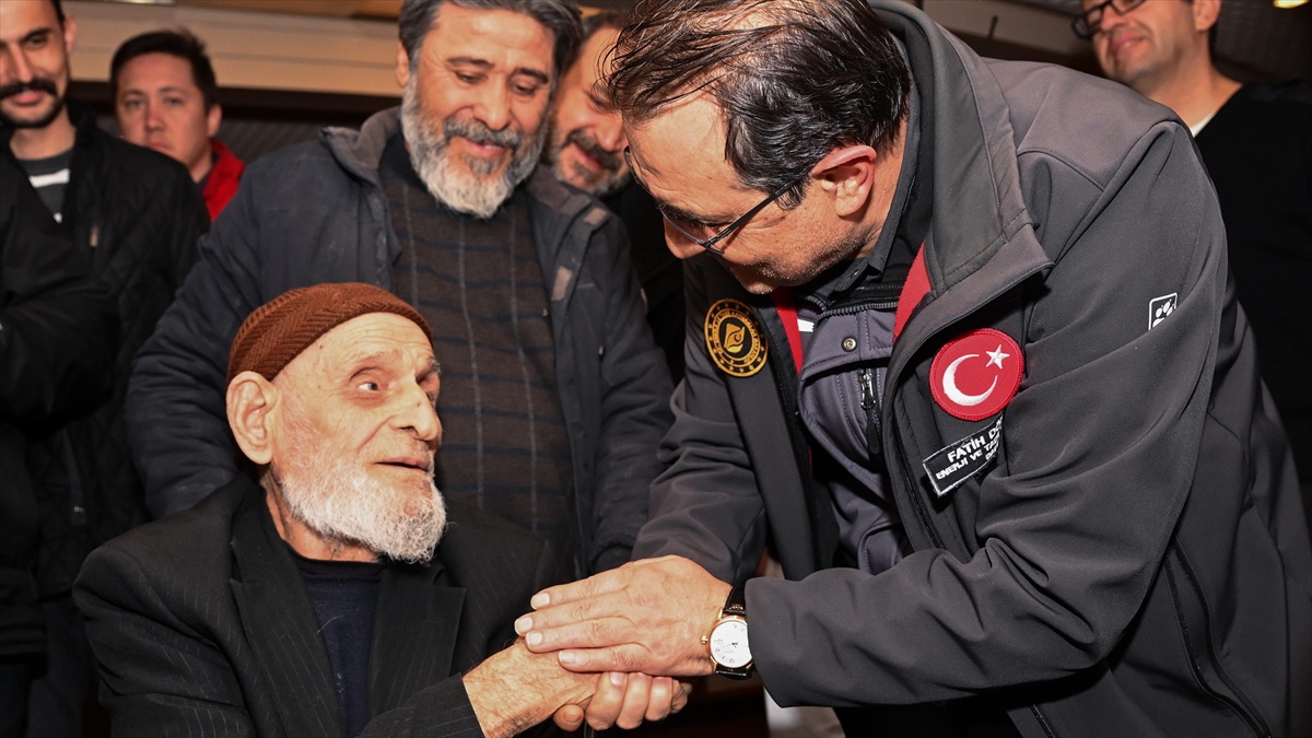 Bakan Dönmez, İskenderun'da Demirleyen Kruvaziyer Gemisinde Konaklayacak Depremzedeleri Karşıladı