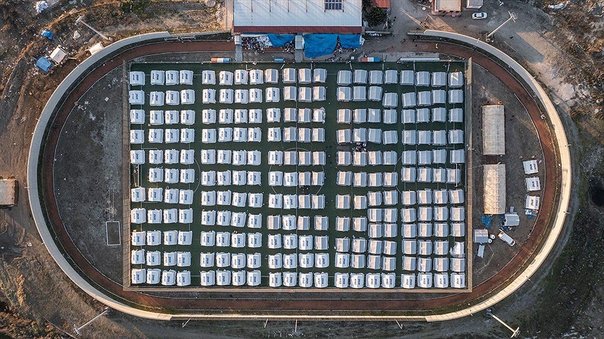 Samandağ'da Depremzedeler Stadyumda Kurulan Çadır Kentte Yaşamlarını Sürdürüyor
