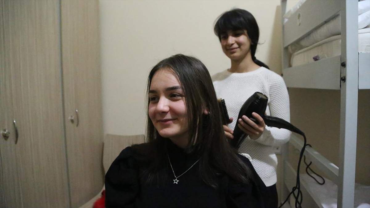 Kuaför Depremzede, Moral Olması İçin Diğer Depremzedelerin Saç Bakımını Yapıyor