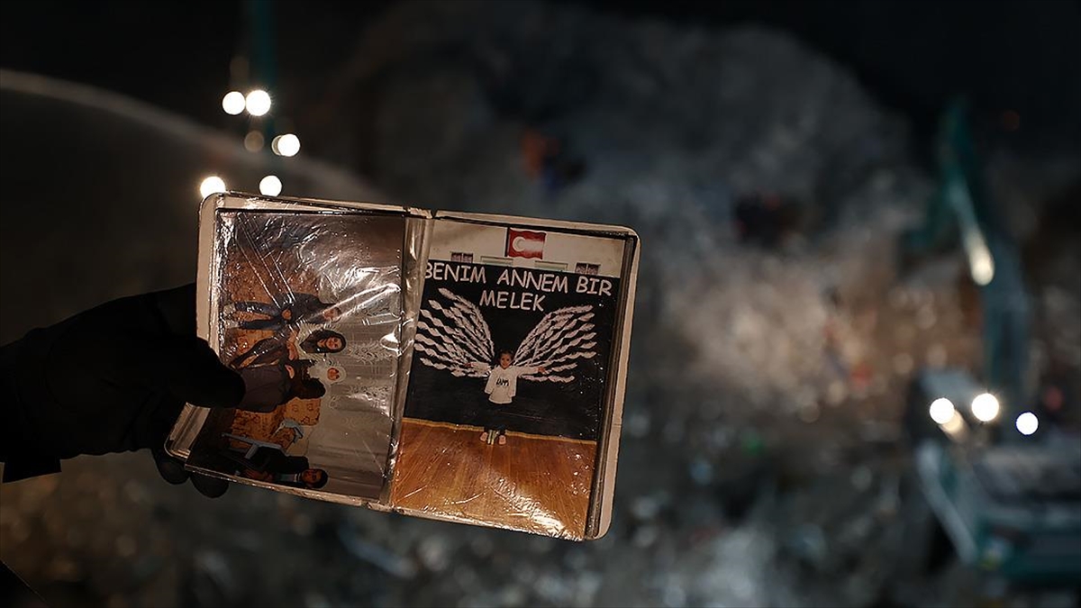 Ebrar Sitesi'nin Enkazından Geriye Fotoğraf Albümleri Kaldı