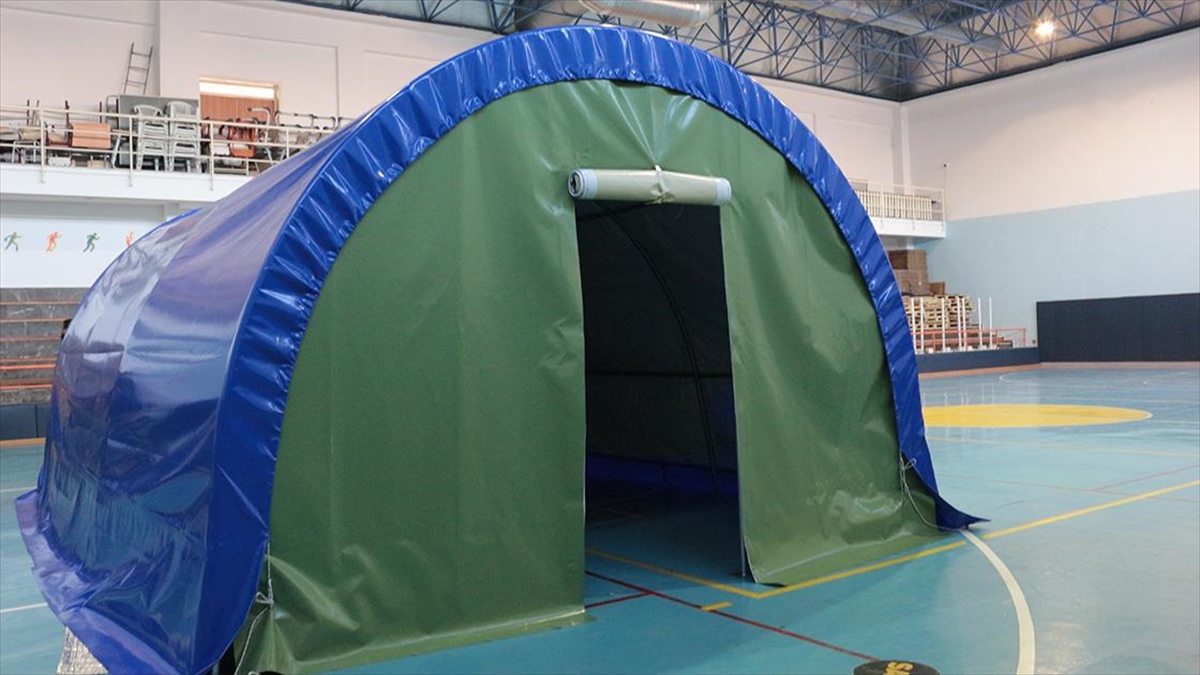 Konya'da Halk Eğitim Merkezinde Depremzedeler İçin Çadır Üretiliyor