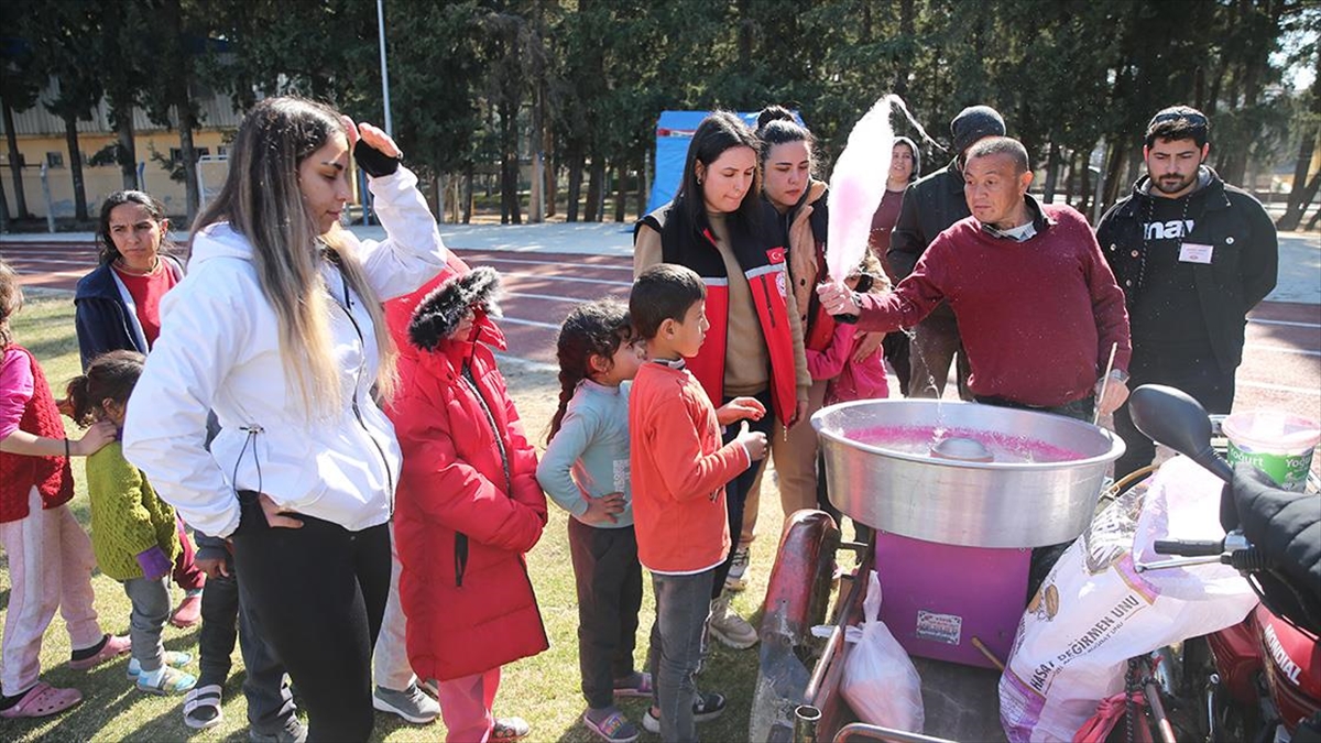 "Pamuk Şekerci Amca" Osmaniyeli Depremzede Çocukların Gönlünde Taht Kurdu
