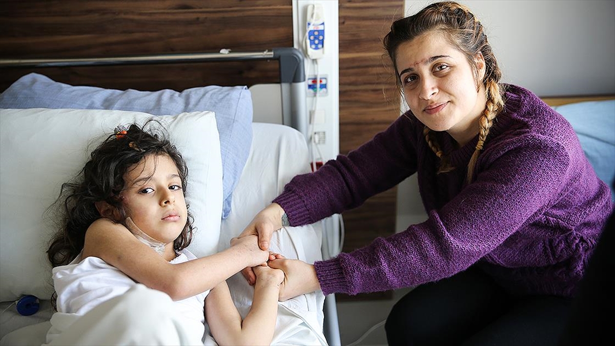 Depremin 16. Saatinde Enkazdan Kurtarılan Anne Taburcu Edilince Kızına Koştu