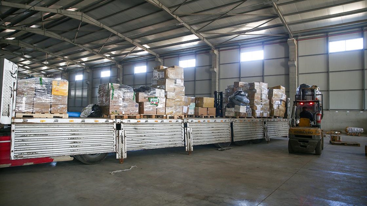 Adana'daki Depolarda Tasnif Edilen Yardım Malzemeleri Depremzedelere Ulaştırılıyor