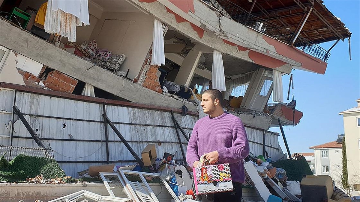 Kardeşinin Oyuncaklarını Yıkılan Evlerinin Enkazında Aradı